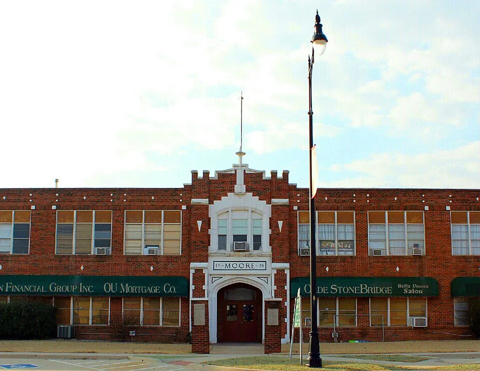 Moore, Oklahoma: Moore Public School Building