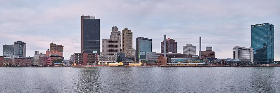 Toledo, Ohio: Toledo skyline on the Maumee River (53867786760) (cropped)